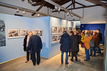 Besucher in der Ausstellung; Die Fotoausstellung ist vom 16.03.2023 bis 04.02.2024 im LWL-Museum Schiffshebewerk Henrichenburg zu sehen. Es handelt sich um ein Kooperationsprojekt mehrerer Einrichtungen des LWL. Der Fotobestand "Sammlung Orwat" ist hier im Bildarchiv online verfügbar.