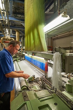 Greven, Firma SETEX-Textil GmbH: Der Weber Dirk Fisseler an der Drellwebmaschine.
