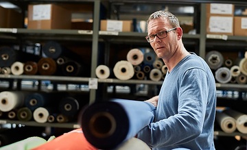 Greven, Firma SETEX-Textil GmbH: Im Stofflager, Mitarbeiter Andreas Farwick
