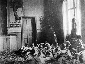Strohlager: Nachtquartier einer Jungenwandergruppe des Bundes Märkischer Wanderer in Biesenthal (Brandenburg), 1922
Fotograf: Julius Groß