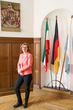 Rathaus Stadt Horstmar: Porträt der Standesbeamtin Andrea Dichtler im Trausaal des historischen Rathauses