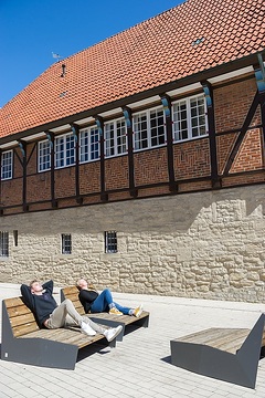 Rathaus Stadt Horstmar: Rückansicht des historischen Rathauses Horstmar. Öffentliche Sonnenliegen laden zum Entspannen zwischen neuem und altem Rathaus ein.