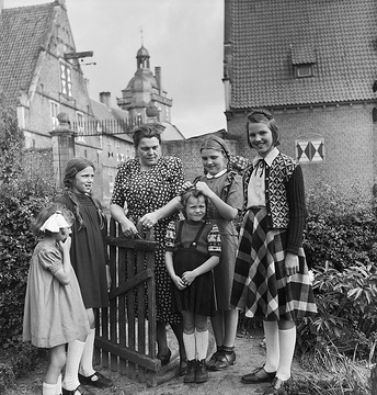 Frau Albersmeier, Schlossfreiheit, mit Kindern und Nachbarskindern