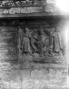 Relief an der Außenmauer der Probsteikirche St. Stephanus und Sebastian