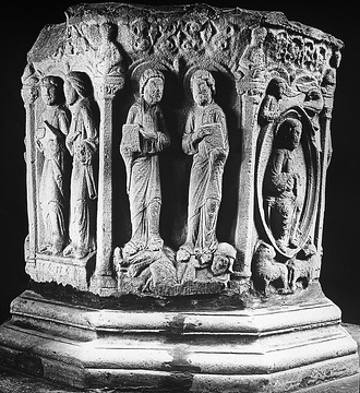 Taufstein mit Figurenrelief (13. Jh.) in der Kirche St. Stephanus und Sebastian