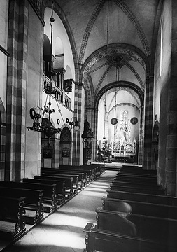 Kath. Pfarrkirche St. Ulrich, "Gaukirche", Gewölbebasilika: Blick durch die Kirchenhalle Richtung Altar