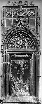 Busdorfkirche (ehemals St. Petrus und Andreas-Kirche): Gotisches Sakramentshäuschen mit eingelassenem Kreuzigungsrelief (um 1420)