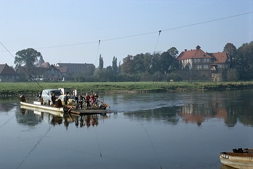 Fähre auf der Weser mit Blick auf Schloss Petershagen [Fährbetrieb nach Einweihung der neuen Weserbrücke eingestellt im November 1970]. Undatiert, um 1969?