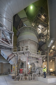 Dyckerhoff GmbH: Vertikalmühle, in der Vertikalmühle wird das Gestein zu Rohmehl gemahlen.