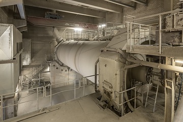 Dyckerhoff GmbH: Zementmühle, in der horizontalen Zementmühle wird der „Klinker“ unter Zugabe von Gips, Anhydrit und Zumahlstoffen zu Zement zermahlen.