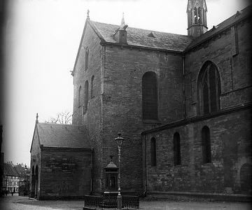 St. Patrokli-Kirche: Teilansicht des Querschiffes mit Totenleuchte auf dem Vorplatz, Aufnahmedatum der Fotografie ca. 1913.
