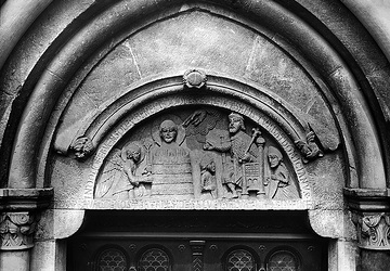 St. Petri-Kirche, Tympanonrelief am Südportal: Marter des Hl. Johannes (12. Jahrhundert), Aufnahmedatum der Fotografie ca. 1913.