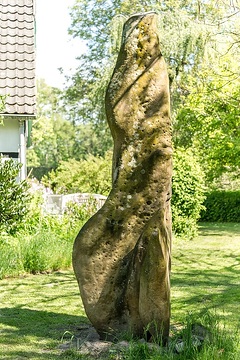 Lienen, Heckentheater: Als „Irminsul - Der große Vater“ hat dieser Monolith Einzug in den Skulpturengarten des Heckentheaters gehalten.
