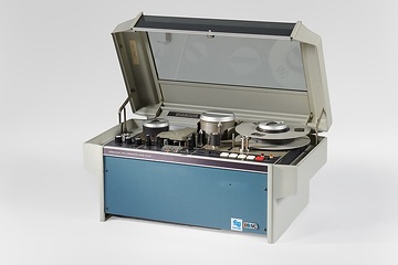 Video Tape Recorder (VTR), Abspiel- und Aufnahmegerät für Videobänder im Format 1 Inch (25mm), vertrieben in den 1960er bis 1980er Jahren, hier Model IVC-821P der International Video Corporation, geöffnet