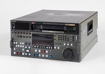 Digital Betacam (auch Digibeta), Kassettensystem, 1/2 Zoll, Markteinführung 1993, das System ist abwärtskompatibel, auch analoge Betacam-Formate können mit diesen Recordern abgespielt werden, hier: Modell DVW-A500P von Sony