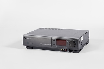 S-VHS (Super Video Home System), abwärtskompatibler VHS-Standard, Kassettensystem, 1/2 Zoll, Markteinführung 1987, hier: Modell RTV-950 von Blaupunkt