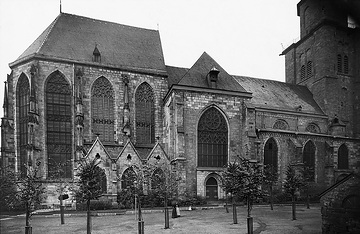 St. Reinoldi-Kirche, Seitenansicht mit Kirchplatz