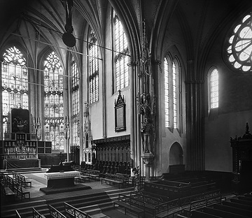 St. Reinoldi-Kirche: Chorraum mit Flügelaltar (1430-40) und reichverzierten Chorbänken (um 1470)