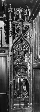 Kirche St. Johannes der Täufer: Figur mit Swarte-Wappen, Detail aus dem Schnitzwerk des Chorgestühls