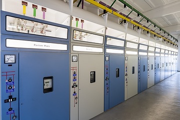 Metelen, Umspannwerk der Westnetz GmbH: Technik zum Einspeisen erneuerbarer Energien, hier eine Batterie luftisolierter Schaltfelder zur Einspeisung aus Windkraft- und Biogas-Anlagen, 10.000 Volt.