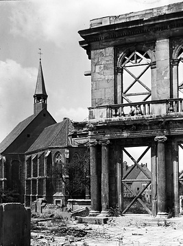 Münster um 1946: Apostel-Kirche und Kriegsruine des Romberger Hofs (Lortzing-Theater) an der Neubrückenstraße