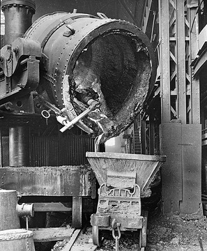Stahlwerk: Gekippte Gießpfanne: Abfluss der Restschmelze in den Schlackenwagen