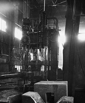 Hammerwerk: Laufkran beim Einbringen eines 20 t Rohblockes unter die Schmiedepresse