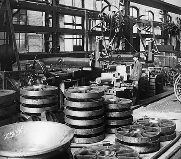 Borsigwerke, in der Mechanischen Werkstatt: Bearbeitung einer Lokomotivachse in der Shapingmaschine