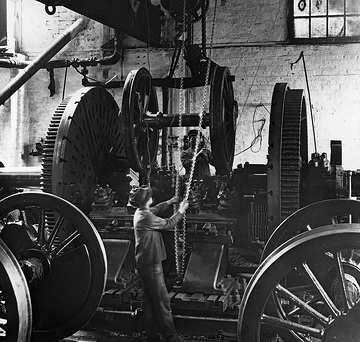 Borsigwerke, in der Mechanischen Werkstatt: Lokomotivradsätze auf der Drehbank, Aufspannvorgang
