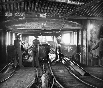Zeche Hedwigs Wunsch, Oberschlesien: Lorenbeförderung in einer Kettenzuganlage zur Kohleseparationshalle. Undatiert, um 1910?