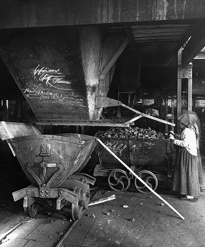 Zeche Hedwigs Wunsch, Kohleseparationshalle: Loren mit sortierter Kohle am Sammeltrichter. Undatiert, um 1910?