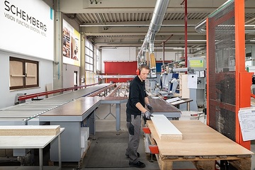 Mettingen, Theodor Schemberg Einrichtungen GmbH: Produktionsstraße für die Kantenbearbeitung von Holzelementen für den Ladenbau.