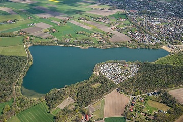 Neuenkirchen; Offlumer See: Luftaufnahme des Offlumer Sees, der ehemalige Baggersee reicht mit seinem Südost-Strand bis zur Bebauungsgrenze der Gemeinde Neuenkirchen.