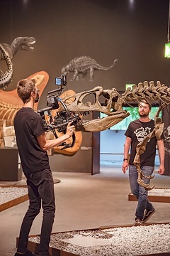 Kameramann Moritz Schierenbeck und Moderator Fabian Nolte im LWL-Naturkundemuseum in Münster