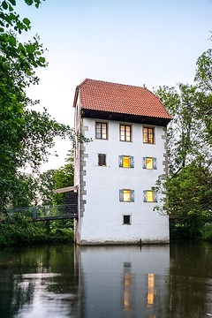 Nordwalde: Bispinghof Speicher, als einziges Gebäude des Bispinghofs steht der mittelalterliche Speicher direkt im Wasser, heute wird er von Bürgerstiftung, Heimatverein und Standesamt genutzt.
