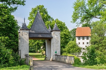Nordwalde: Bispinghof, Eingang zum Bispinghof, der Zugang zur Gräftenanlage des Bispinghofs erfolgt über die Hauptbrücke und das viertürmige Torhaus.