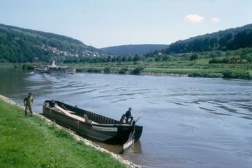 Schiffsverkehr auf der Weser bei Höxter
