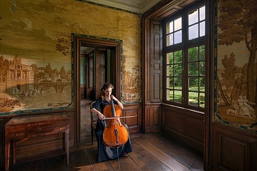 Cellistin Emilija Mladenovic am Violoncello im Haus Rüschhaus in Münster-Nienberge
