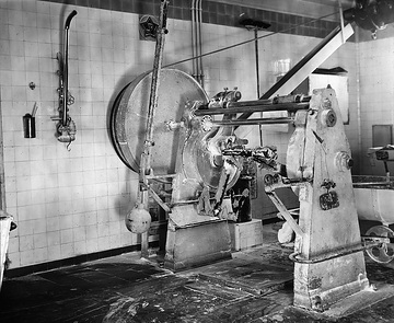 Brotfabrik: Knetmaschine mit Teigbereitungskarren