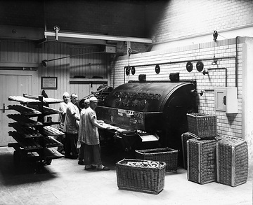 Brotfabrik: Bäcker am Brötchen-Backofen