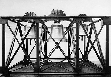 Glockengießerei: Glocken im eisernen Glockenstuhl