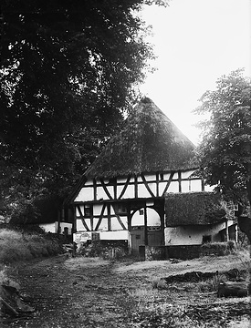 Fachwerk-Bauernhaus mit Strohbedachung (Hohstadt, späteres Areal der Versetalsperre). Undatiert. Bau der Versetalsperre in verschiedenen Bauabschnitten zwischen 1929 und 1952.