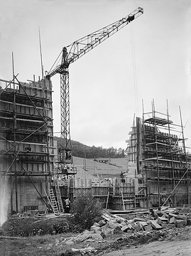 Versetalsperre, Baubeginn: Errichtung der Staumauer im Talabschnitt Steinbachsverse. Undatiert. Bau der Versetalsperre in verschiedenen Bauabschnitten zwischen 1929 und 1952.