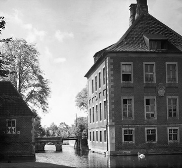 Haus Borg, Teilansicht des Herrenhauses mit Gräfte und Brücke, um 1940?