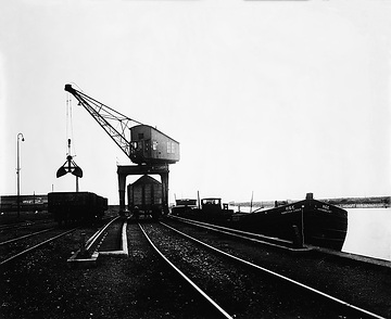 Datteln-Hamm-Kanal, Hafen: Drehkran bei der Beladung eines Güterwaggons