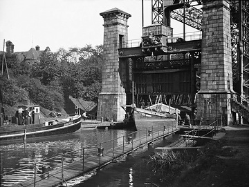 Schiffshebewerk Henrichenburg am Dortmund-Ems-Kanal, eingeweiht 1899: Einfahrt eines Schiffes, um 1930?