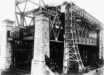 Schiffshebewerk Henrichenburg am Dortmund-Ems-Kanal, eingeweiht 1899: Wassertank in halber Höhe, um 1930?