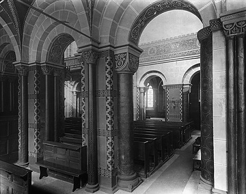Marienkirche: Arkaden mit ornamentierten Säulenkapitellen im nördlichen Seitenschiff
