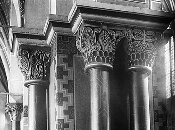 Marienkirche: Korinthische Säulenkapitelle an den Arkaden des nördlichen Seitenschiffes