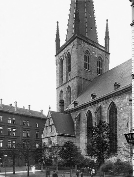 St. Petri-Kirche: Westturm mit Maßwerkblenden, gotische Hallenkirche, erbaut 1320-1396 durch die Dortmunder Zünfte